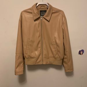 amazing condition tan leather jacket from levi's, so versatile!